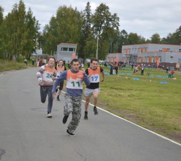 Пока одни бегут, другие метают гранату и прыгают.