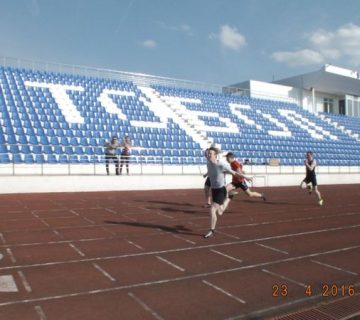 В минувшие выходные на дорожки стадиона «Тобол» вышли местные спортсмены. По итогам стартов была сформирована сборная Тобольска для участия в открытом турнире 30 апреля. Фото предоставлено Леонидом Клевачёвым.