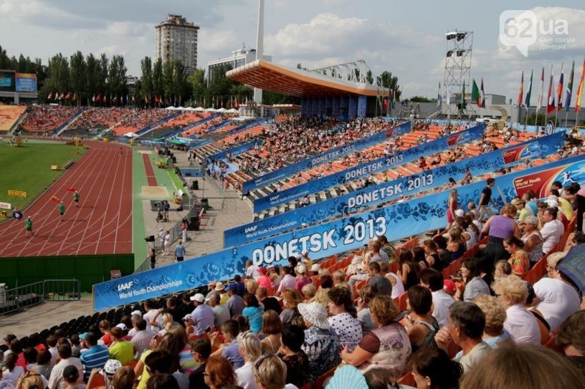Зрительские трибуны на стадионе «Олимпийский».